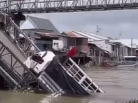 Hiện trường vụ xe tải lao thẳng xuống sông khi cầu sập, tài xế thoát chết trong gang tấc