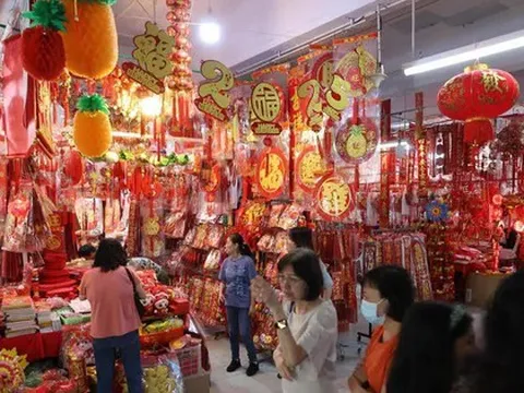 Khách Việt bất ngờ trước cảnh tượng trên phố Trung Quốc dịp năm mới, nhận xét: "Ai cũng như vậy sao?"