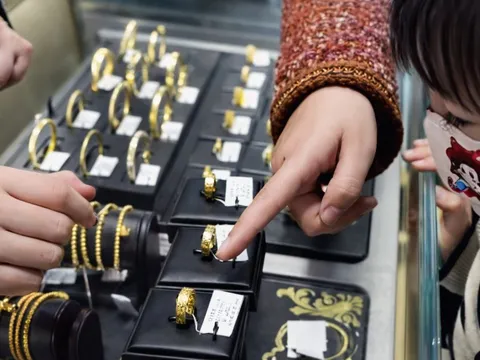Bé gái 11 tuổi trộm vàng của nhà đi bán được 60 triệu, gia đình yêu cầu hoàn trả thì cửa hàng cho biết: "Đã nấu chảy một phần"