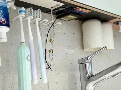 Treo lên thay vì để xuống: 12 cách sắp xếp “không tốn tiền” của giới trẻ giúp nhà gọn hẳn, việc nhà giảm một nửa