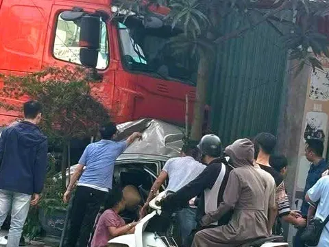 Xe đầu kéo va chạm ô tô con rồi lao lên vỉa hè tông chết người ngồi bên đường