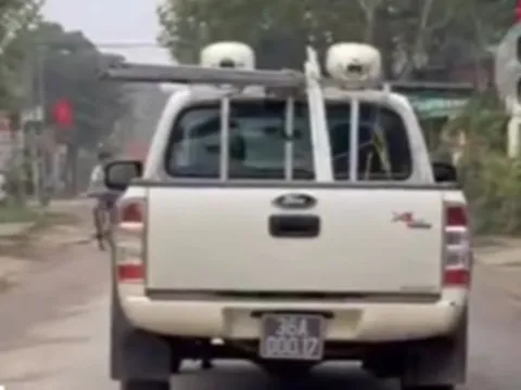 Xe ô tô biển xanh bị phạt 38 triệu đồng đã hết hạn đăng kiểm