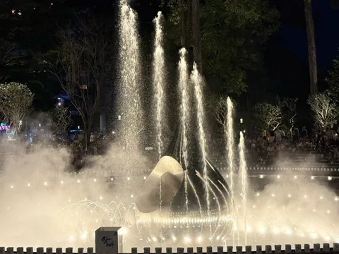 Mãn nhãn với màn trình diễn nhạc nước tại công viên số 1 Lý Thái Tổ