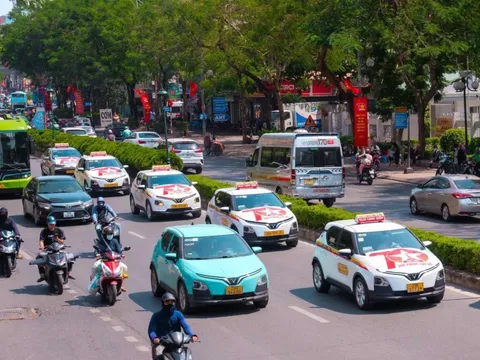 100% taxi ở Hà Nội là xe điện trong 4 năm nữa: Gần 28.000 tài xế có được hỗ trợ gì không?