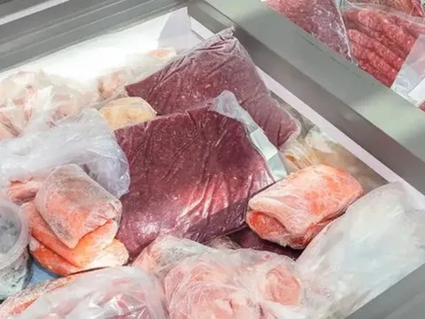 Thịt để tủ đá trông như thế này tốt nhất nên vứt đi, cho trẻ con ăn càng nguy hiểm!