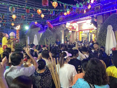 Cảnh tượng khó tin lúc nửa đêm ở Miếu Bà Thiên Hậu: Biển người chen chật kín vì một thứ trong lư hương