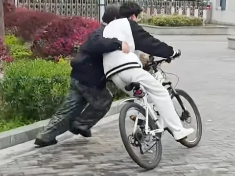 Thạc sĩ Trung Quốc kiếm tiền tỷ nhờ nghề dạy đạp xe cho người lớn!