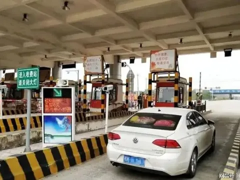 Phát hiện 7,4 tỷ đồng tiền mặt trên xe ô tô của 4 thanh niên ngoài 20 tuổi khi đi qua trạm thu phí cao tốc