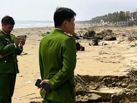 Công an vào cuộc xử lý vụ xe công nông chở rác đổ ra bãi biển nổi tiếng ở Thanh Hóa