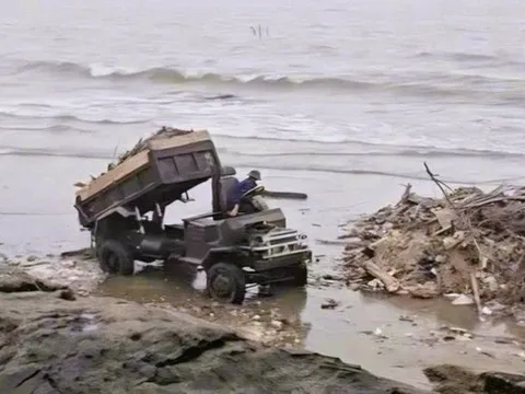 Xử lý vụ xe công nông đổ rác thải ra bãi biển Hải Tiến gây ô nhiễm môi trường