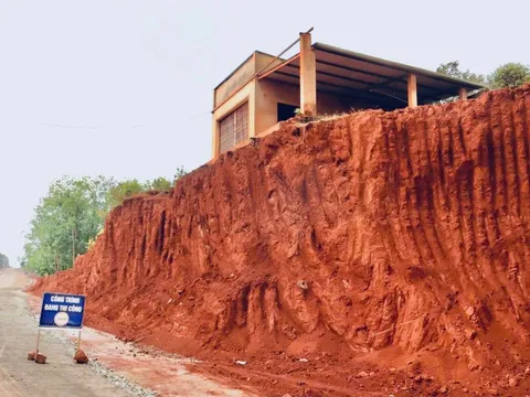 Chạy đua tiến độ, nhà dân chênh vênh mép vực