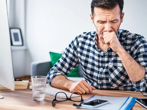 Ngày càng nhiều người dưới 50 tuổi đã mắc ung thư: Bác sĩ nêu rõ 6 dấu hiệu không được bỏ qua