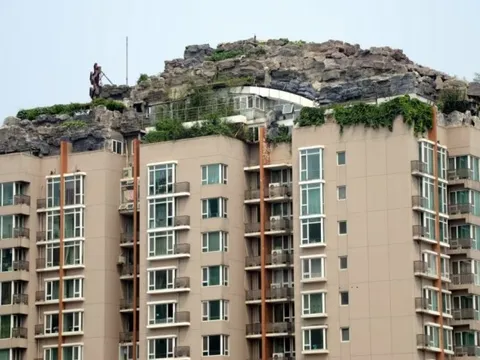 Đại gia ngành Y chi tiền khủng, âm thầm xây biệt thự đá trên nóc chung cư 26 tầng suốt nhiều năm: Cơ quan chức năng vào cuộc, buộc phá dỡ sau 15 ngày