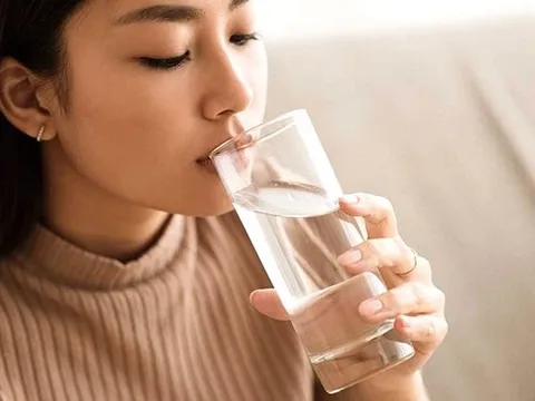 Ngủ dậy nên đánh răng trước hay uống nước trước? Nhiều người đang làm sai