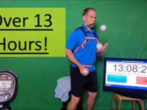 Kỷ lục Guinness gây choáng: Thầy giáo tung hứng 3 quả bóng liên tục không chạm đất suốt 13 tiếng