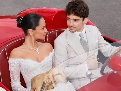 Cô dâu hot nhất toàn cầu ngồi siêu xe 300 tỷ về dinh: Mặt thiên thần body ác quỷ, mặc đẹp đến nỗi mỗi khung hình đều hóa bìa magazine