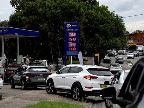 Giá xăng nhiều nơi trên thế giới tăng vọt, người dân xếp hàng dài chờ đổ