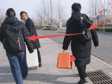 Cô gái đeo balo đen về ra mắt nhà bạn trai, dân mạng soi logo rồi phán: "Lương ít nhất tiền tỷ"