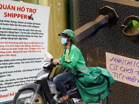Từ nay nhiều quán bao shipper máy lạnh, sạc pin miễn phí khiến hàng triệu người ấm lòng
