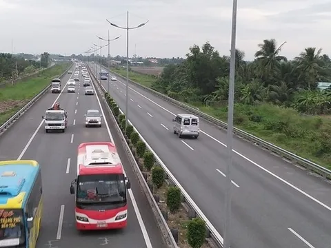 Công an cảnh báo tới các tài xế dừng đỗ xe trên quốc lộ 1A: Có nguy cơ mất sạch tài sản