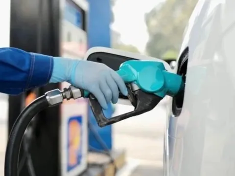 Giá xăng dầu tăng dữ dội: Điều hành ra sao, ổn định thị trường thế nào?