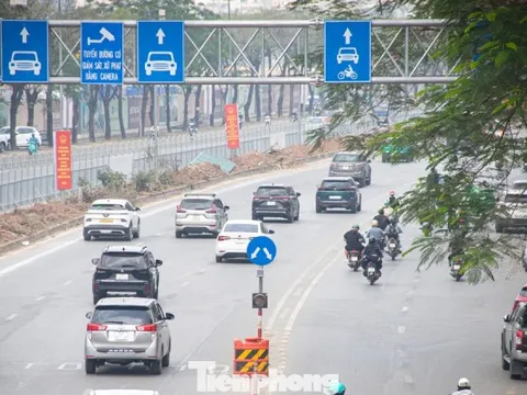 Hà Nội: Tháo dỡ hàng rào sắt phân làn và giải phân cách trên đường Võ Chí Công