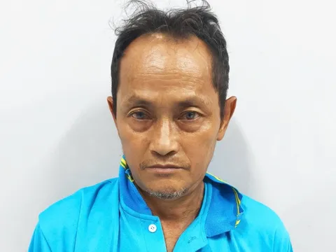 Tạm giữ bảo vệ trường tiểu học 4 lần hiếp dâm nữ sinh