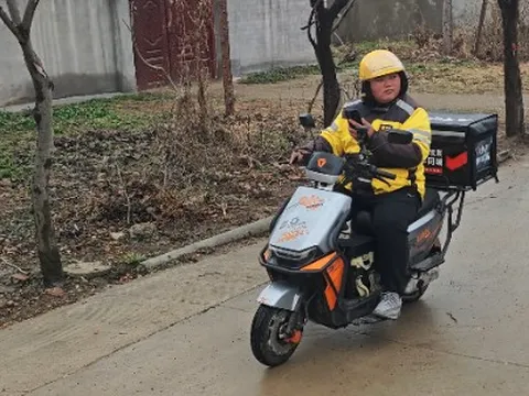 Bỏ phố xá, chàng trai 26 tuổi làm shipper độc quyền ở nông thôn, kiếm gần 40 triệu đồng/tháng: Lương cao, đỡ cạnh tranh lại gần gia đình