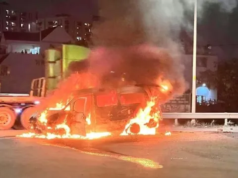 Bất ngờ ô tô tải van bốc cháy dữ dội ở Tp.HCM, trơ khung sau 10 phút