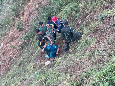 Xe tải lao xuống vực sâu 200 m, 3 người thương vong