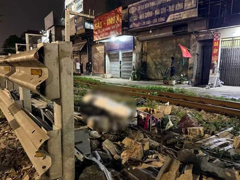 Đi xe máy qua lối ngang tự mở, người đàn ông bị tàu hỏa tông tử vong