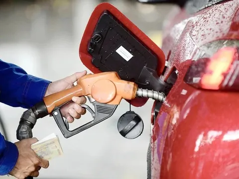 Dầu thô vượt 100 USD/thùng, dự báo giá xăng trong nước tiếp tục tăng