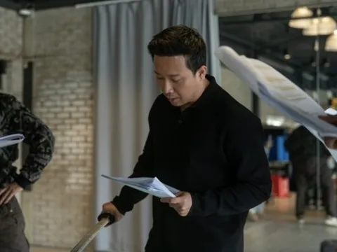 Lộ ảnh Trấn Thành đọc kịch bản phim mới với Park Bo Gum, còn được báo Hàn gọi bằng 6 từ oách vô cùng