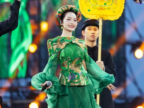 “Ngọc nữ Quan họ” SN 2004 mang cả đoàn rước 12 ngựa, tái hiện lễ hội Bắc Bộ tại sân khấu có 50.000 khán giả