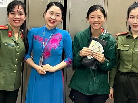 Nữ du khách Mỹ bỏ quên ví chứa hàng ngàn USD ở sân bay Đồng Hới