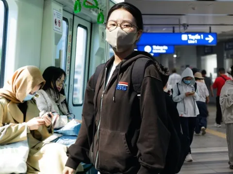 Giá xăng dầu biến động, người dân Hà Nội - TP.HCM rủ nhau bỏ xe cá nhân, chuyển sang di chuyển bằng tàu điện và xe buýt