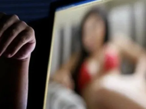 Sau lần "chat sex", người phụ nữ 22 lần chuyển gần nửa tỉ đồng cho "bạn trai"