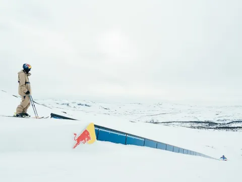 Kỷ lục Guinness: Cú trượt dài nhất trên ống kim loại gây kinh ngạc