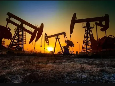 Sản xuất kỷ lục 13,7 triệu thùng dầu mỗi ngày, tại sao giá xăng tại Mỹ vẫn tăng?