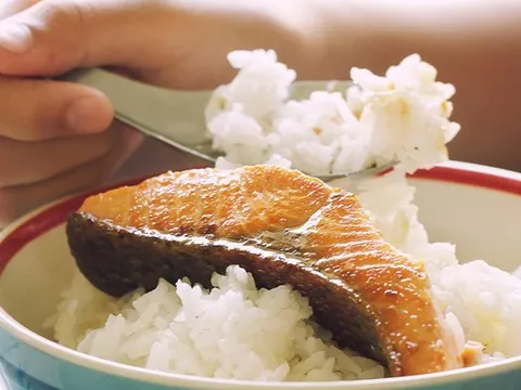 Hóc xương cá phải làm sao? Đừng nuốt cơm, làm 2 cách này hiệu quả, ai cũng làm được