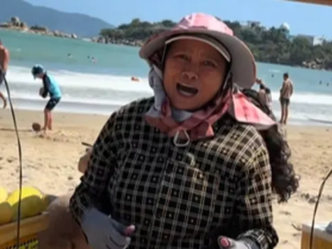 Gặp cô Mai - “ngôi sao bán trái cây biển Nha Trang” gây sốt toàn cầu: “Tôi không nhận được số tiền như người người ta đồn”