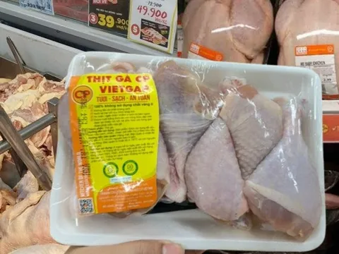 Mua gà đóng khay trong siêu thị: Nhân viên tiết lộ chi tiết "vàng" nhiều người bỏ qua