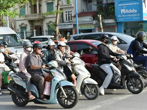 Thủ tướng: Khuyến khích người dân ưu tiên sử dụng xe điện, nhiên liệu sinh học