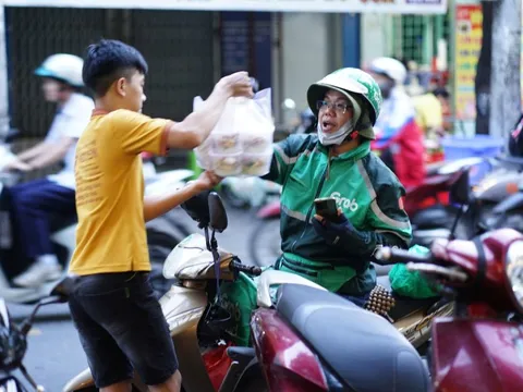 Xăng tăng giá, shipper né "cuốc xa", nhiều người cũng hạn chế ra đường: "Ngoài đi học thì 1 tuần em chỉ đi chơi 1, 2 lần"