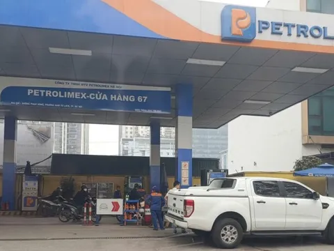 Giá xăng giảm sâu: Tài xế phấn khởi, trạm xăng vắng khách