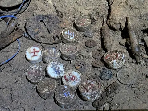 Tìm thấy hài cốt liệt sĩ trong hang đá, cùng tiền xu phát hành năm 1958