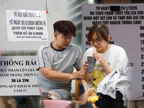 Sau 3 năm giữ giá, quán quen dán bảng tăng 2.000 đồng: "Thà thẳng thắn dán bảng để khách biết trước còn hơn tăng âm thầm"