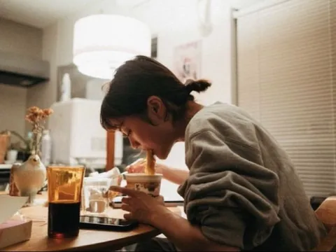 Nghiên cứu trên 400 người tiết lộ khung giờ ăn tối làm tăng gấp đôi nguy cơ béo phì, viêm nhiễm