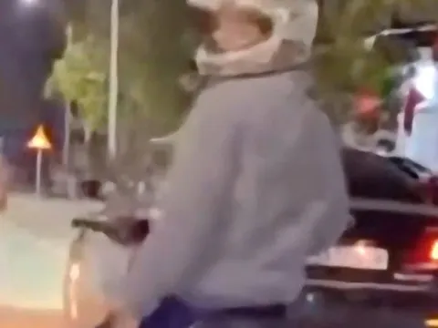 Giám đốc doanh nghiệp ngang nhiên dừng xe giữa đường, dùng gậy “tác động” vào chân người đi xe máy