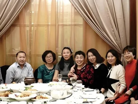 Đi họp lớp, tôi xin về sớm: Về đến nhà đơ người vì 1 cảnh tượng, thề không bao giờ gặp lại bạn cũ